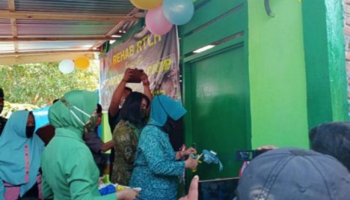 Hj Mulyani Dollah Mando Serahkan Rumah Hasil Rehab Kodim 1420 Sidrap