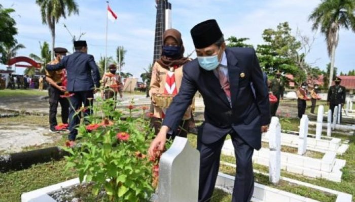 Ziarah di TMP Mario, Dollah Mando Tabur Bunga Peringati Hari Pahlawan ke-75