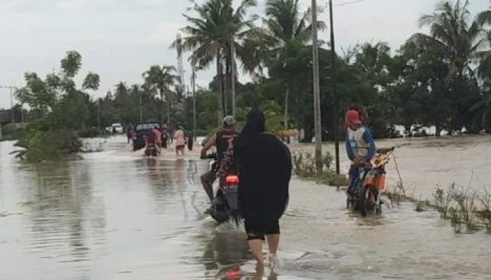 Air Sungai Meluap, Pengendara Terjebak Banjir di Jalan Penghubung Desa di Baranti