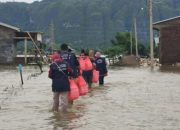 Relawan PDB Pangkep Terobos Banjir, Demi Salurkan Bantuan ke Warga