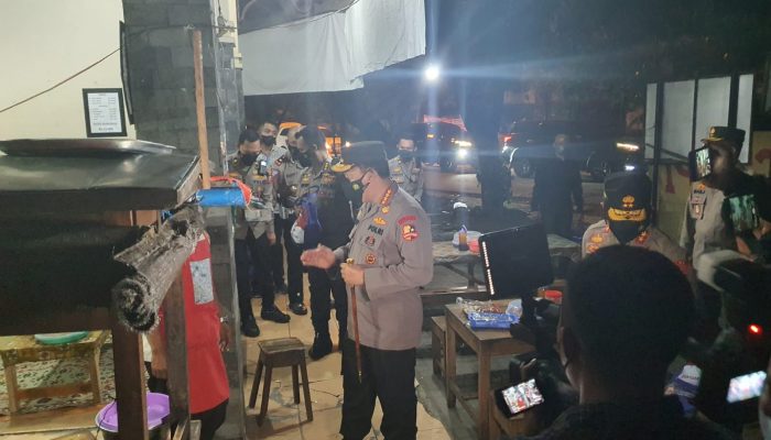 Kapolri Blusukan di Solo, Bagikan Sembako ke Warga dan Pedagang 