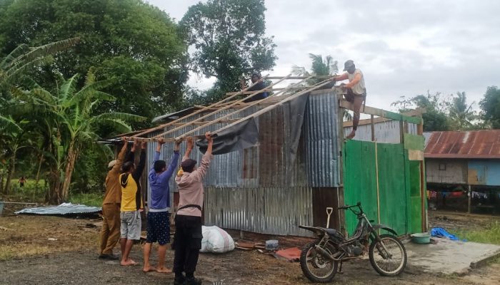 Personil Polsek Maritengngae Gotong Royong Perbaiki Rumah Warga yang Rusak Disapu Angin