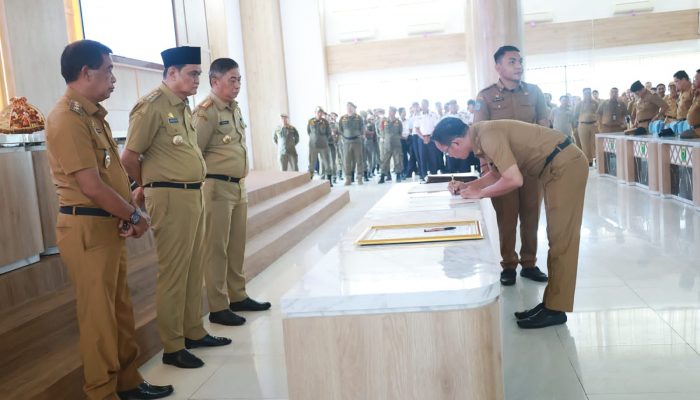 Bupati Barru Bersama OPD Tanda Tangani Pernyataan Perjanjian Kinerja Tahun 2023