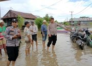 Kapolres Sidrap Kerahkan Personil Bantu Warga Terdampak Banjir