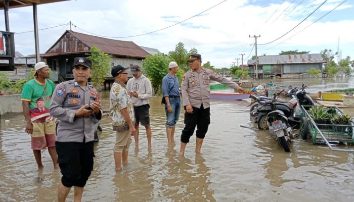 Kapolres Sidrap Kerahkan Personil Bantu Warga Terdampak Banjir