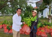 Wabup Barru Bagikan 15 Ribu Bibit Durian di HUT Partai Gerindra
