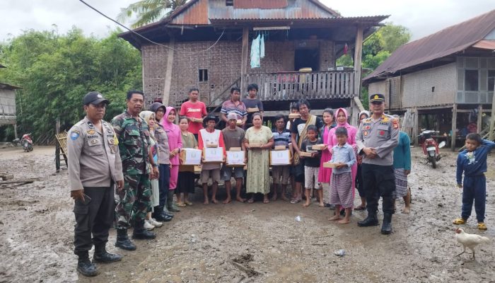 Ketua Bhayangkari Cabang Sidrap bersama Polwan Bantu Korban Banjir