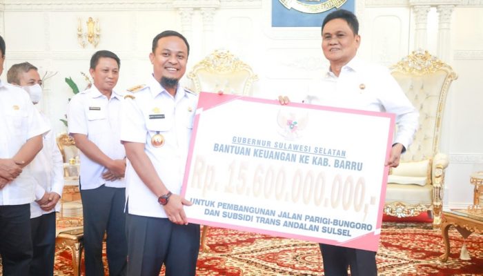 Gubernur Sulsel Memberikan Bantuan Dana ke Pemkab Barru