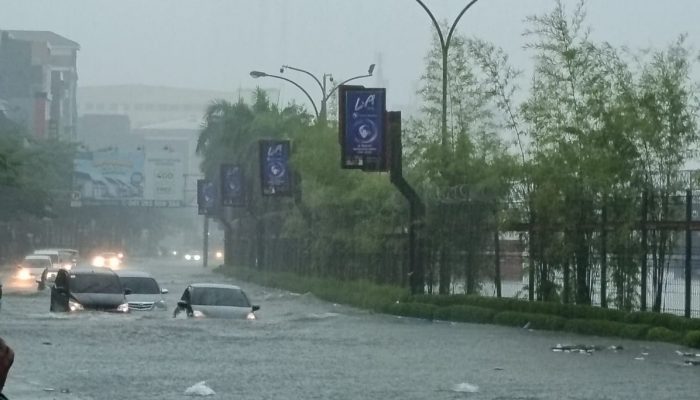 Ratusan Kendaraan Terjebak Banjir di Makassar, Pemerintah Diminta Segera Evakuasi Warga