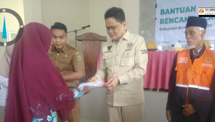 Bupati Barru Bersama Baznas Kabupaten Barru Serahkan Bantuan Langsung Pada Korban Puting Beliung
