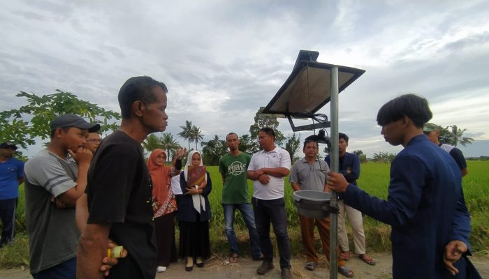 Tim PKM Penerima Hibah Risetmu Batch VI Sosialisasikan Pemanfaatan Ligh Trap Berbasis Energi Surya