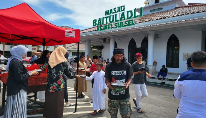 Jumat Berbagi, Pengurus DKM Baitul Adli Kejati Sulsel Bagikan Nasi Dos
