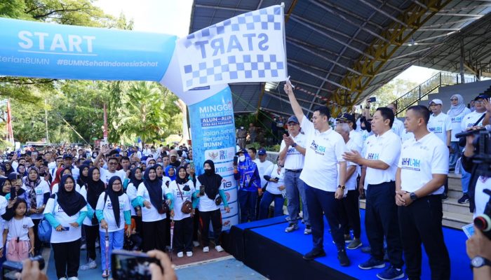 Semarakkan HUT Kementrian BUMN, PT Semen Tonasa Gelar Jalan Sehat Bersama Masyarakat Pangkep
