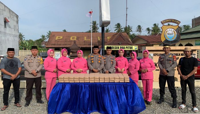 Kapolsek Dua Pitue Polres Sidrap Bersama Bhayangkari Ranting Bagi-bagi Takjil kepada Pengendara