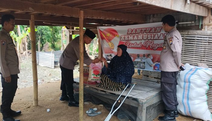 Kapolsek Baranti Beri Bantuan Kemanusiaan Untuk Negeri kepada Warga Kurang Mampu