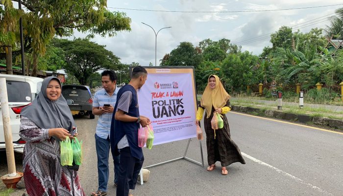 Peringati HUT Bawaslu RI, Bawaslu Pangkep Gelar Sosialisasi Tolak Politik Uang dan Berbagi Takjil di Jalan