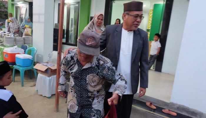 Baznas dan Bupati Enrekang Salurkan Bantuan untuk 150 Mustahik di Baraka