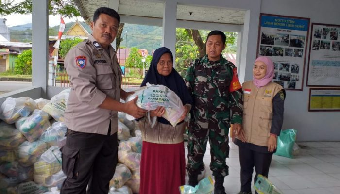 Bhabinkamtibmas Polres Barru bersama Babinsa Salurkan 7.000 Paket Sembako Baznas