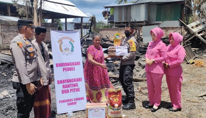 Polsek Dua Pitue Polres Sidrap Berikan Bantuan Kepada Korban Kebakaran