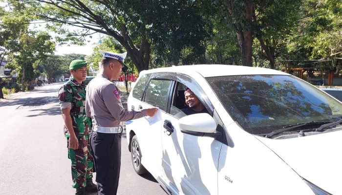 Hari ke Tiga Ops Ketupat 2023, Personel Satlantas Polres Sidrap Bagi Brosur ke Pengendara
