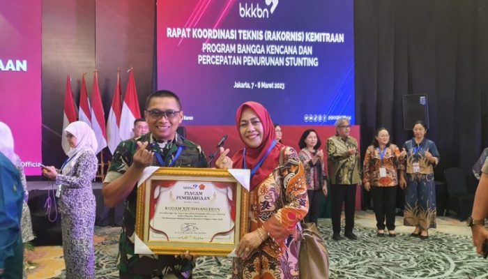 BKKBN Serahkan Penghargaan ke Kodam XIV Hasanuddin 
