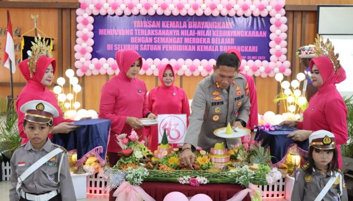 Kapolres Sidrap bersama Ketua Yayasan Kemala Bhayangakari Cabang Hadiri Acara HUT Ke-43 YKB