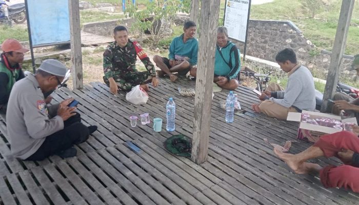 Ada Apa Babinsa dan Babinkamtibmas Kumpulkan Petani di Sawah