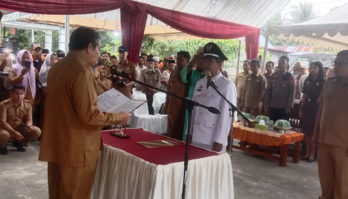 Bupati Sidrap, Dollah Mando Lantik PAW Amiruddin Jadi Kepala Desa Akaaka’e
