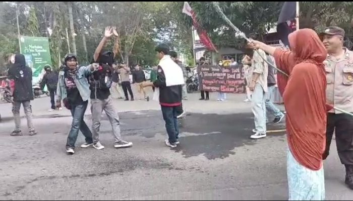 Aksi Unjuk Rasa Mahasiswa Bakar Ban Dilawan Emak-Emak di Pinrang