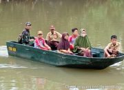 Wujud Peduli, Babinsa Koramil 1405-08/Tanete Riaja Tetap Seberangkan Warga Lewat Sungai
