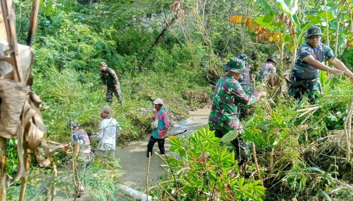 Danramil 03 Maritengngae Kodim Sidrap Bersama Jajaran Babinsa dan Warga Gotong Royong Bersihkan Saluran Irigasi Persawahan 