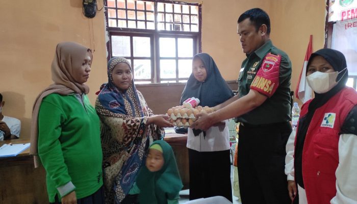 Mendampingi Apdes, Babinsa Buae Membagikan Makanan Tambahan Bagi Anak Stunting