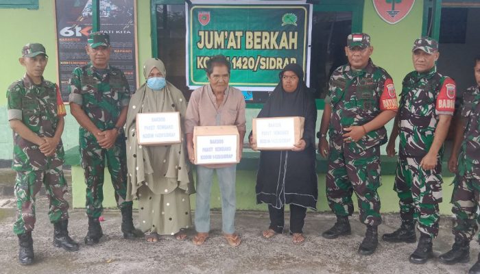 Koramil 07 Baranti Jumat Berkah Bagikan Sembako di Halaman Koramil dengan Warga Binaan