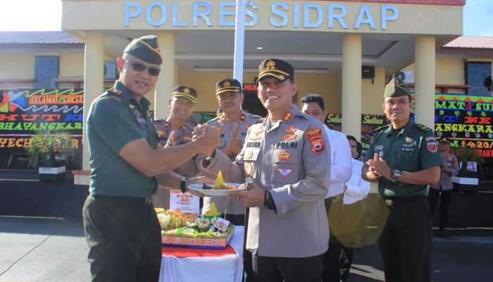 Dandim Sidrap Beri Surprise Tumpeng Kepada Kapolres Sidrap