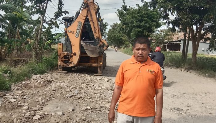 H Rusdi Gani Turun ke Jalan, Bantu Warga Perbaiki Jalur Trans Sulawesi