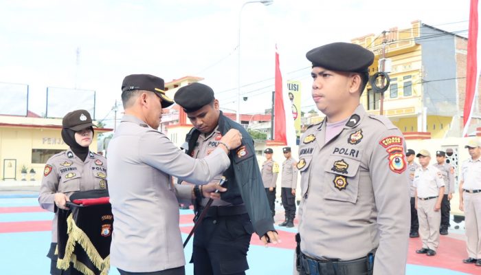 Kapolres Sidrap Bagikan Jaket dan Rompi Kepada Anggota