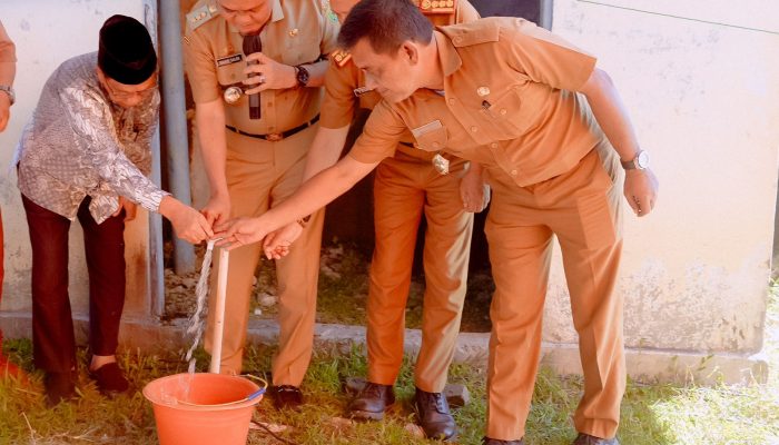 Penuhi Air Bersih Untuk Warga, Bupati Resmikan Layanan Air Bersih Waempubbu