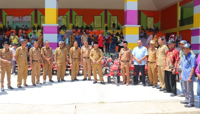 Bupati Enrekang Serahkan 68 Unit Kultivator untuk Kecamatan Enrekang dan Cendana