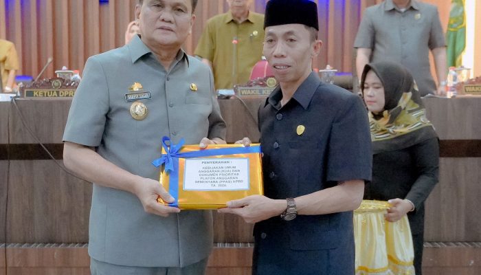 Bupati Barru Serahkan KUA-PPAS Tahun Anggaran 2024 Pada Rapurna