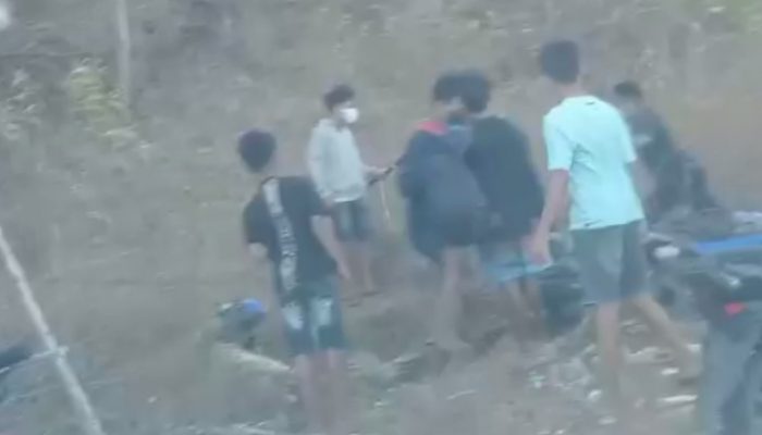 VIDEO: Komplotan Pelajar Bawa Samurai, Keroyok Dua Pelajar di Sidrap