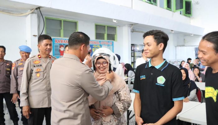 Hari Ke-5 Ops Zebra Pallawa 2023, Kapolres Sidrap Kampanye Tertib Lalin dan Bagi Helm 