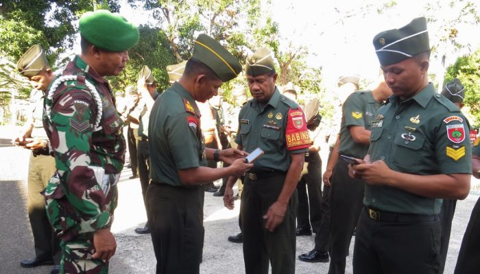 Tekan Angka Pelanggaran, Staf Intel Kodim 1405 Parepare Laksanakan Pengecekan Handphone 