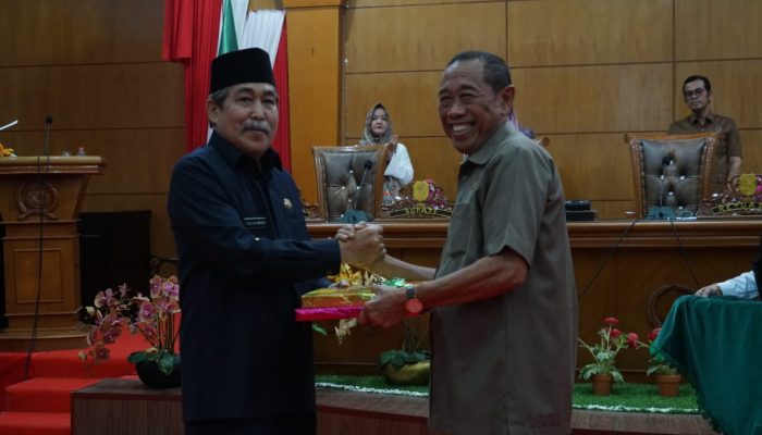 Dollah Mando Serahkan Dua Ranperda Prakarsa Pemerintah Daerah