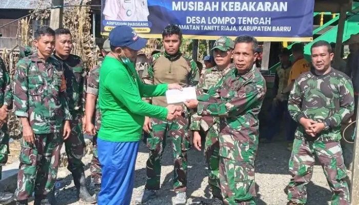 Anggota Koramil 1405-08 Tanete Riaja Bersihkan Puing Rumah dan Berikan Bantuan Korban Kebakaran