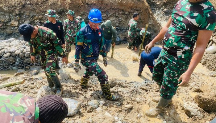 Lettu Inf Ratno dan Warga Desa Kalempang Bersinergi Bangun Pondasi Baronjong Sungai TMMD Ke-118 
