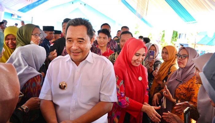 Kunker ke Wajo, Pj Gubernur Bahtiar dan Istri Disambut Antusias