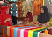 Sofha Marwah Bahtiar Kagumi Keunikan Tenun Sutera Wajo