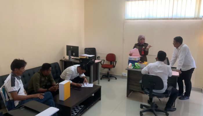 Polres Barru Serahkan Tersangka Korupsi Proyek Pembangunan Pasar Tompo Dolli ke Kejaksaan