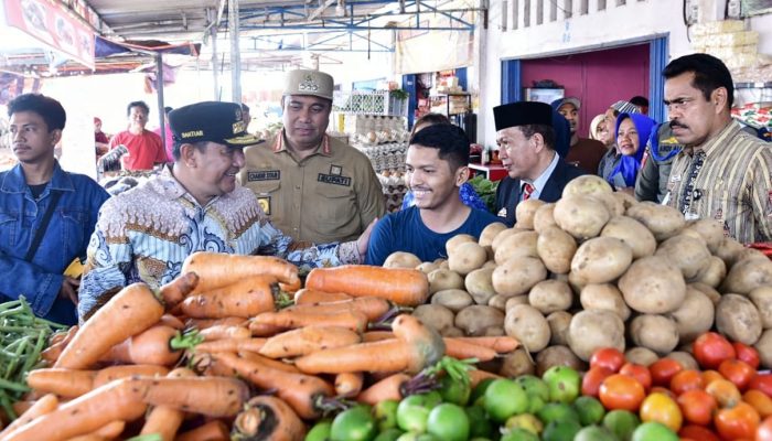Pj Gubernur Sidak di Pasar Tramo Maros, Harga Beras Stabil Karena Didukung Kios Bulog