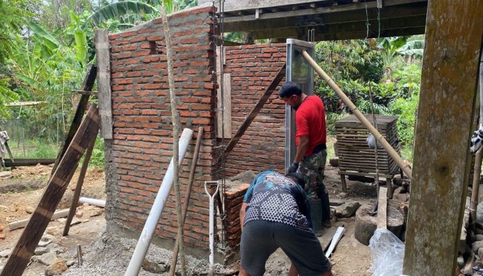 Anggota Kodim 1420 Sidrap Lanjutkan Pembangunan Dua Unit MCK 